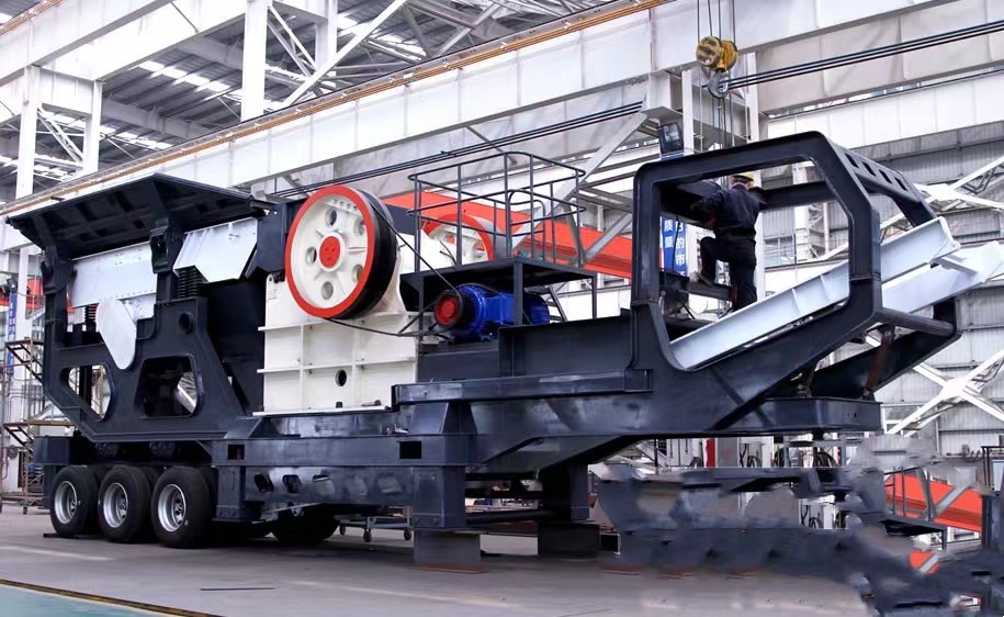 มือสอง Jaw Crusher Jawbreaker Tyre Type Mobile Crusher Plant